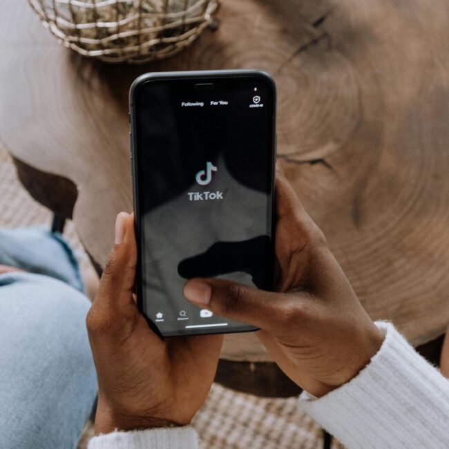 Telefonas su TikTok programėle
